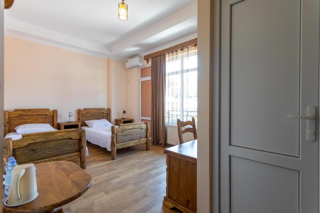 Hotel Phasis คูทายสิ ภายนอก รูปภาพ